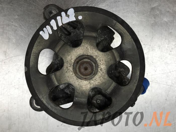 Stuurpomp van een Honda CR-V (RD5/6/7/8) 2.0i 16V VTEC 2004