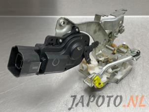 Gebruikte Deurslot Mechaniek 4Deurs links-achter Daihatsu Trevis 1.0 12V DVVT Prijs € 31,49 Margeregeling aangeboden door Japoto Parts B.V.