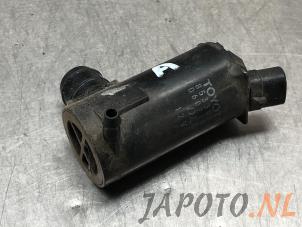 Gebruikte Ruitensproeierpomp achter Toyota Avensis Verso (M20) 2.0 16V VVT-i D-4 Prijs € 20,95 Margeregeling aangeboden door Japoto Parts B.V.