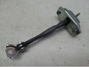 Gebruikte Deurvanger 4Deurs rechts-achter Toyota Yaris III (P13) 1.5 16V Hybrid Prijs € 15,74 Margeregeling aangeboden door Japoto Parts B.V.