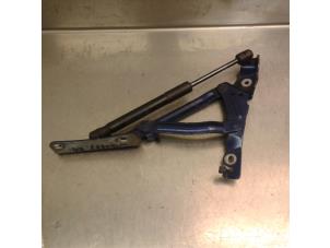 Gebruikte Kofferdeksel Scharnier Mazda 3 (BL12/BLA2/BLB2) 1.6i MZR 16V Prijs € 15,75 Margeregeling aangeboden door Japoto Parts B.V.