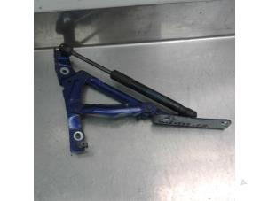 Gebruikte Kofferdeksel Scharnier Mazda 3 (BL12/BLA2/BLB2) 1.6i MZR 16V Prijs € 15,75 Margeregeling aangeboden door Japoto Parts B.V.