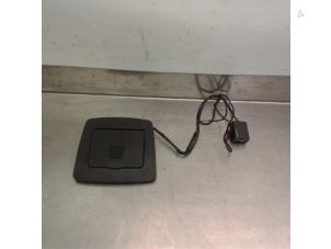 Gebruikte Head-up display Hyundai i30 (FD) 1.6 CRDi 16V VGT HP Prijs € 131,25 Margeregeling aangeboden door Japoto Parts B.V.