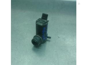 Gebruikte Ruitensproeierpomp achter Toyota Avensis Verso (M20) 2.0 16V VVT-i D-4 Prijs € 20,95 Margeregeling aangeboden door Japoto Parts B.V.