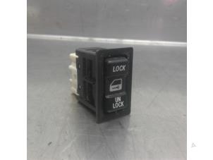 Gebruikte Schakelaar Toyota Yaris (P1) 1.3 16V VVT-i Prijs € 15,75 Margeregeling aangeboden door Japoto Parts B.V.