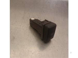 Gebruikte Schakelaar Hyundai Trajet 2.0 CRDi 16V Prijs € 10,45 Margeregeling aangeboden door Japoto Parts B.V.