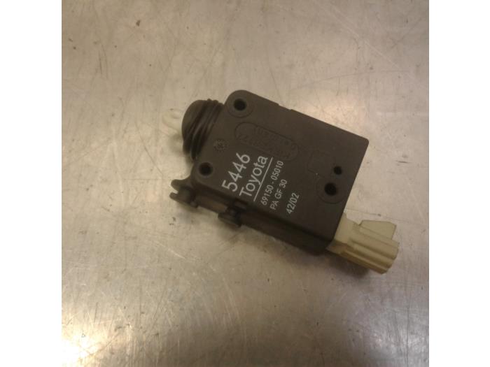 Gebruikte Module Centrale Deurvergrendeling Toyota Avensis (T22) 1.8 16V VVT-i Prijs € 30,45 Margeregeling aangeboden door Japoto Parts B.V.