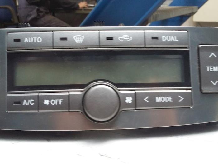 Kachel Bedieningspaneel van een Toyota Avensis Wagon (T25/B1E)  2006