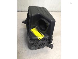 Gebruikte Luchtfilterhuis Hyundai Santa Fe II (CM) 2.2 CRDi 16V 4x2 Prijs € 30,00 Margeregeling aangeboden door Poolman autodemontage