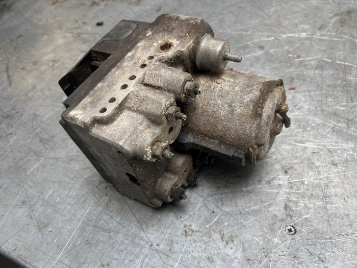 Gebruikte ABS Pomp Audi A6 Avant Quattro (C4) 2.8 V6 30V Prijs € 50,00 Margeregeling aangeboden door Poolman autodemontage