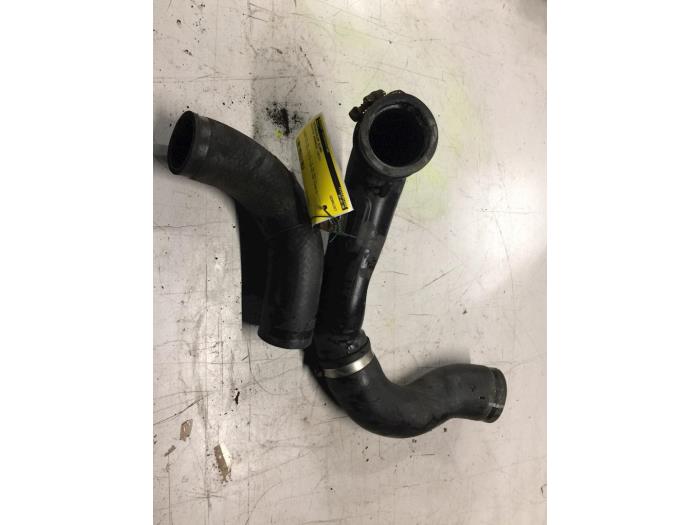 Gebruikte Intercooler Slang Toyota Avensis Wagon (T27) 2.0 16V D-4D-F Prijs € 30,00 Margeregeling aangeboden door Poolman autodemontage