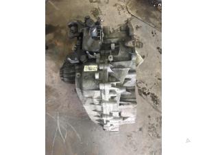 Gebruikte Versnellingsbak Volvo V70 (SW) 2.4 D5 20V Prijs € 200,00 Margeregeling aangeboden door Poolman autodemontage