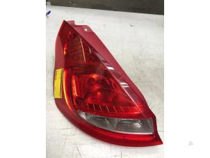 Gebruikte Achterlicht links Ford Fiesta 6 (JA8) 1.25 16V Prijs € 30,00 Margeregeling aangeboden door Poolman autodemontage