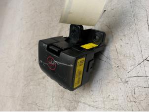 Gebruikte Accu afdekkap Kia Niro I (DE) 1.6 GDI Hybrid Prijs € 30,00 Margeregeling aangeboden door Poolman autodemontage