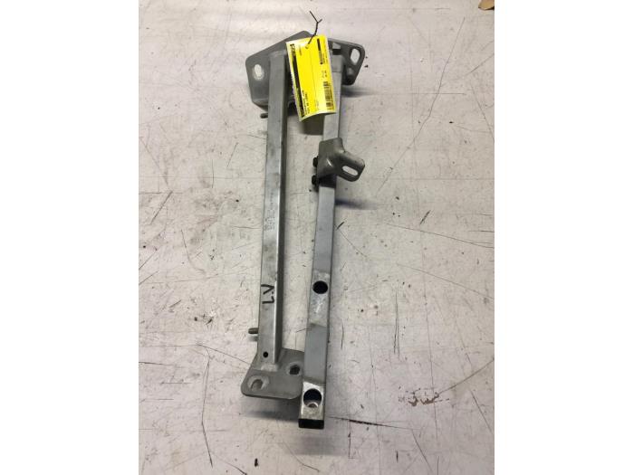 Bumperframe voor van een Audi A8 (D3) 4.2 TDI V8 32V Quattro 2006