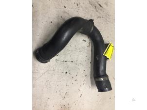 Gebruikte Intercooler Slang Toyota Avensis Wagon (T25/B1E) 2.0 16V D-4D-F Prijs € 30,00 Margeregeling aangeboden door Poolman autodemontage