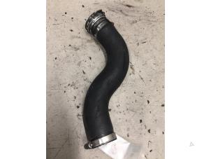 Gebruikte Intercooler Slang Toyota Avensis Wagon (T25/B1E) 2.0 16V D-4D-F Prijs € 30,00 Margeregeling aangeboden door Poolman autodemontage