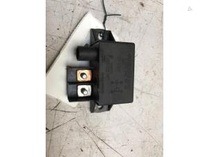 Gebruikte Overspanningsrelais Mercedes CLS (C219) 500 5.0 V8 24V Prijs € 30,00 Margeregeling aangeboden door Poolman autodemontage