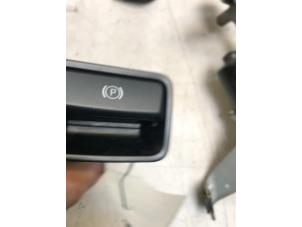 Gebruikte Schakelaar handrem Mercedes B (W246) 2.0 B-250 BlueEFFICIENCY Turbo 16V Prijs € 20,00 Margeregeling aangeboden door Poolman autodemontage