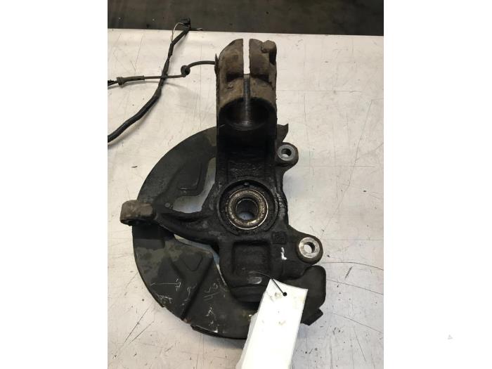 Fusee links-voor van een Volvo V70 (BW) 2.4 D 20V 2009