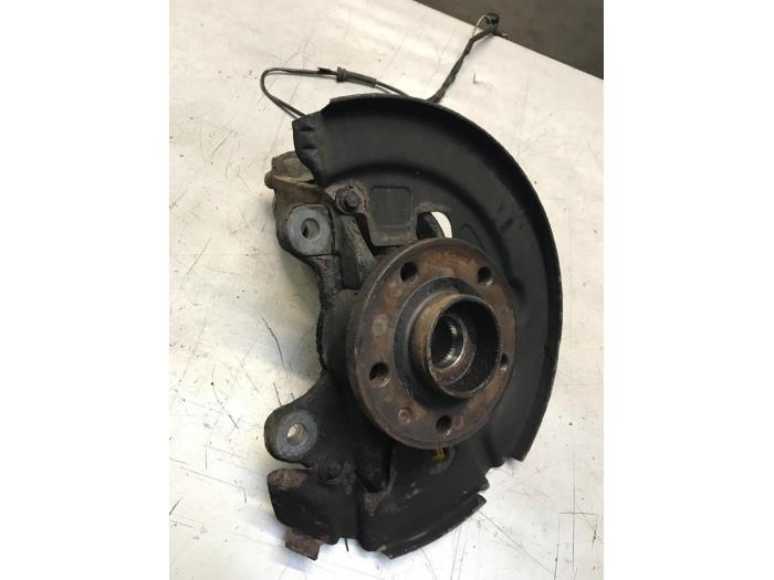 Fusee links-voor van een Volvo V70 (BW) 2.4 D 20V 2009