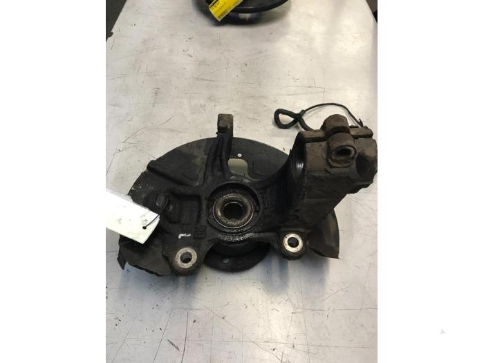 Fusee links-voor van een Volvo V70 (BW) 2.4 D 20V 2009