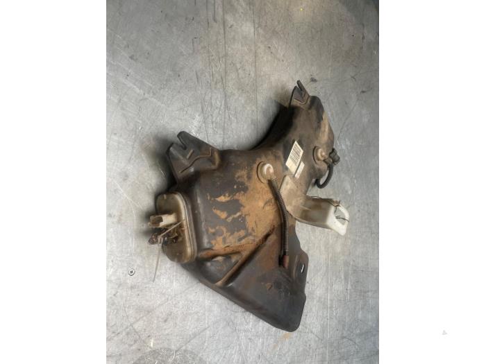 Additatief tank van een Citroën C5 III Tourer (RW) 2.0 HDiF 16V 2011