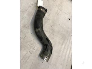 Gebruikte Intercooler Slang Mercedes E (W212) E-220 CDI 16V BlueEfficiency,BlueTEC Prijs € 20,00 Margeregeling aangeboden door Poolman autodemontage