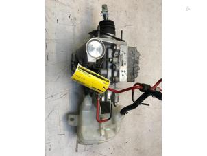 Gebruikte Rembekrachtiger Toyota Yaris III (P13) 1.5 16V Hybrid Prijs € 250,00 Margeregeling aangeboden door Poolman autodemontage