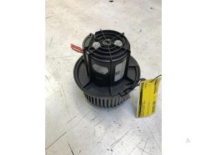 Gebruikte Chaufage Ventilatiemotor Mercedes E Estate (S212) E-300 Hybrid,BlueTec Hybrid V6 24V Prijs € 40,00 Margeregeling aangeboden door Poolman autodemontage