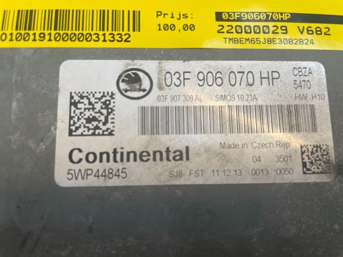 Computer Motormanagement van een Skoda Fabia II (5J) 1.2 TSI 2012