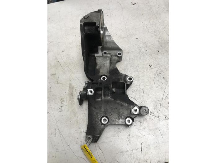 Gebruikte Dynamosteun boven Volkswagen Touran (1T3) 2.0 TDI 16V 140 Prijs € 40,00 Margeregeling aangeboden door Poolman autodemontage