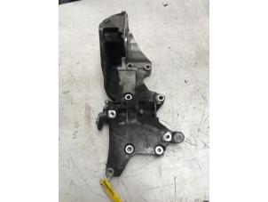 Gebruikte Dynamosteun boven Volkswagen Touran (1T3) 2.0 TDI 16V 140 Prijs € 40,00 Margeregeling aangeboden door Poolman autodemontage