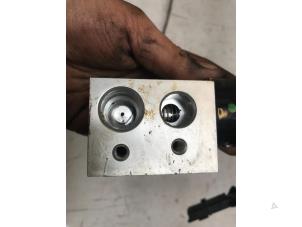 Gebruikte Expansieklep airco Renault Kangoo Express (FW) ZE Prijs € 75,00 Margeregeling aangeboden door Poolman autodemontage