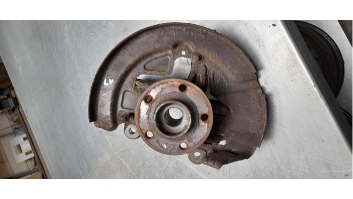 Fusee links-voor van een Volvo V70 (BW) 2.4 D 20V 2009