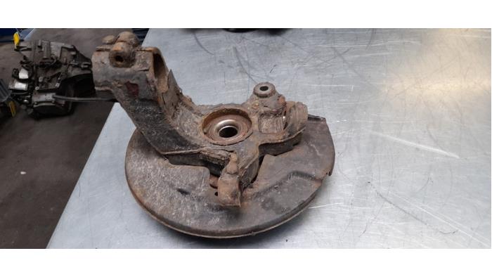 Fusee links-voor van een Volvo V70 (BW) 2.4 D 20V 2009