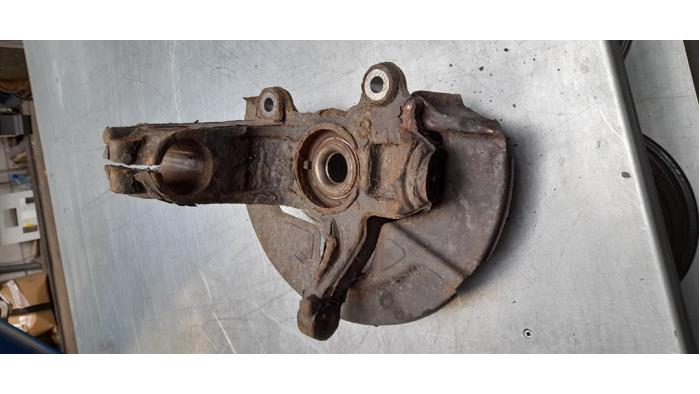 Fusee links-voor van een Volvo V70 (BW) 2.4 D 20V 2009