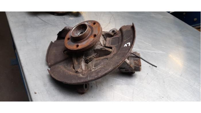 Fusee links-voor van een Volvo V70 (BW) 2.4 D 20V 2009