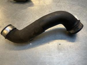 Gebruikte Intercooler Slang Mercedes E Combi (S211) 3.2 E-320 CDI 24V Prijs € 20,00 Margeregeling aangeboden door Poolman autodemontage