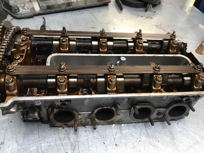 Cilinderkop van een BMW X5 (E53) 4.4 V8 32V 2002