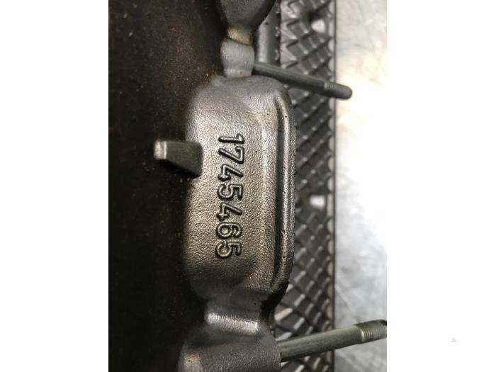 Cilinderkop van een BMW X5 (E53) 4.4 V8 32V 2002