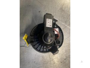 Gebruikte Kachel Ventilatiemotor Jaguar XE 2.0d 180 16V Prijs € 50,00 Margeregeling aangeboden door Poolman autodemontage