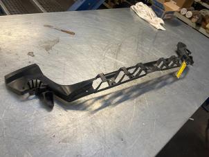 Gebruikte Bumperframe achter Jaguar XE 2.0d 180 16V Prijs € 30,00 Margeregeling aangeboden door Poolman autodemontage