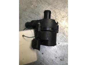 Gebruikte Extra waterpomp Renault Master III (FV) 2.3 dCi 125 16V FWD Prijs € 20,00 Margeregeling aangeboden door Poolman autodemontage