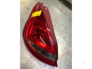 Gebruikte Achterlicht links Ford Fiesta 6 (JA8) 1.25 16V Prijs € 30,00 Margeregeling aangeboden door Poolman autodemontage