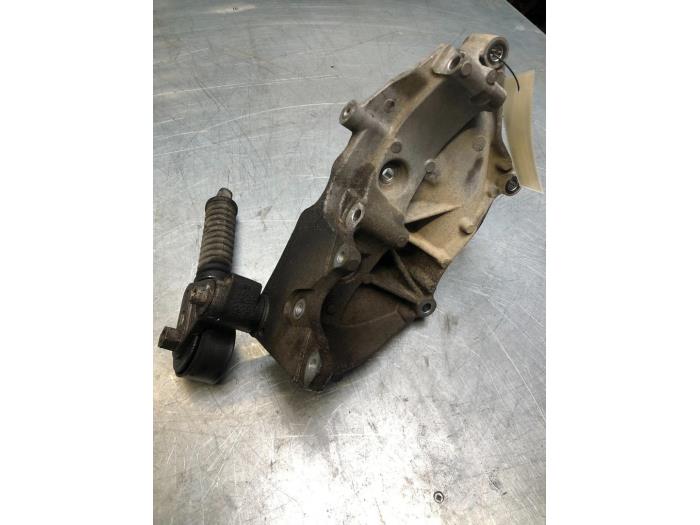 Gebruikte Dynamosteun boven Suzuki Grand Vitara II (JT) 1.9 DDiS Prijs € 20,00 Margeregeling aangeboden door Poolman autodemontage