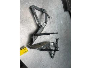 Gebruikte Motorkap Scharnier Audi TT Roadster (8J9) 2.0 TFSI 16V Prijs € 50,00 Margeregeling aangeboden door Poolman autodemontage