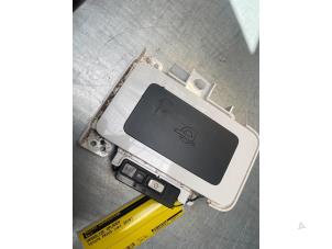 Gebruikte Wireless charger Toyota Prius (ZVW5) 1.8 16V Hybrid Prijs € 100,00 Margeregeling aangeboden door Poolman autodemontage