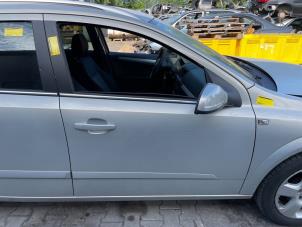Gebruikte Portier 4Deurs rechts-voor Opel Astra H SW (L35) 1.8 16V Prijs € 50,00 Margeregeling aangeboden door Poolman autodemontage