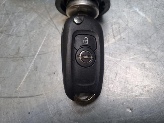 Kontaktslot+Sleutel van een Opel Astra K 1.0 Turbo 12V 2016